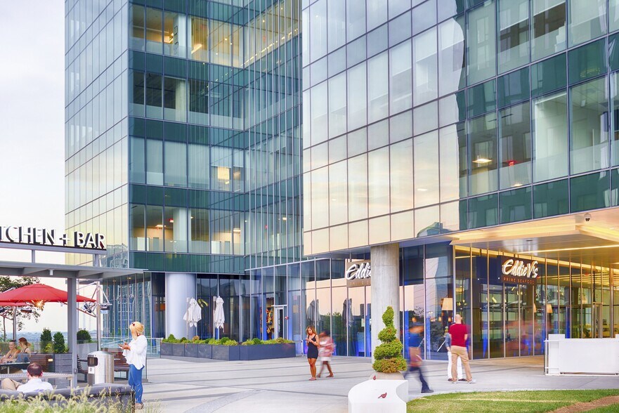 7900 Tysons One Pl, Tysons, VA à louer - Photo du bâtiment - Image 2 de 10