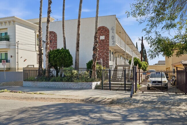 More details for 6902 Vesper Ave, Van Nuys, CA - Multifamily for Sale