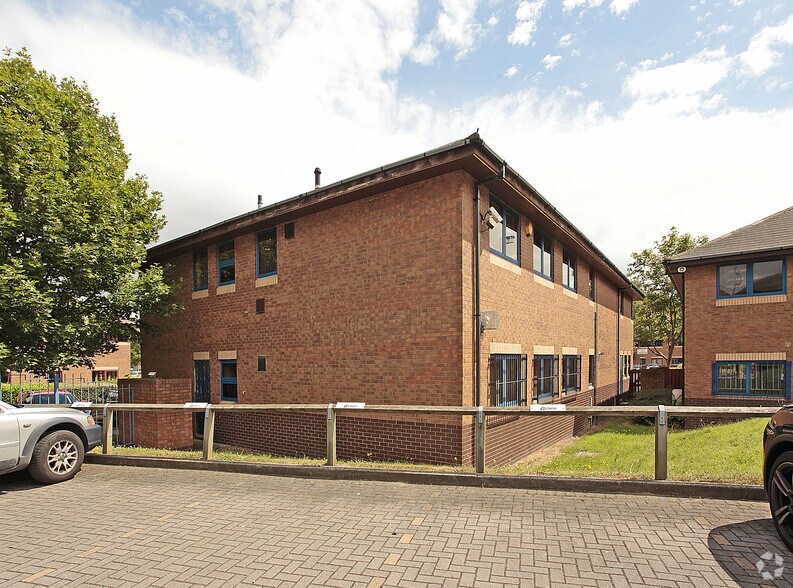 10-11 Royds Hall Rd, Leeds à louer - Photo du bâtiment - Image 2 de 5