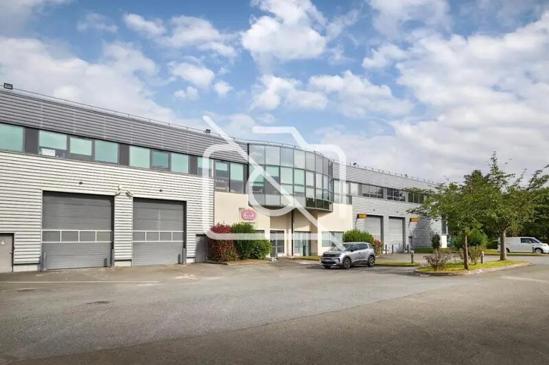 Industrial in Magny-les-Hameaux for lease - Building Photo - Image 3 of 11