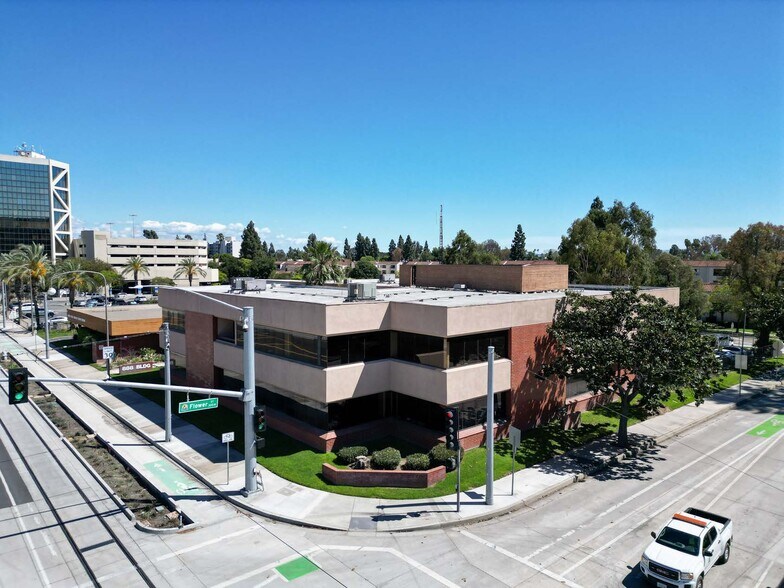 888 W Santa Ana Blvd, Santa Ana, CA à vendre - Photo du bâtiment - Image 3 de 15