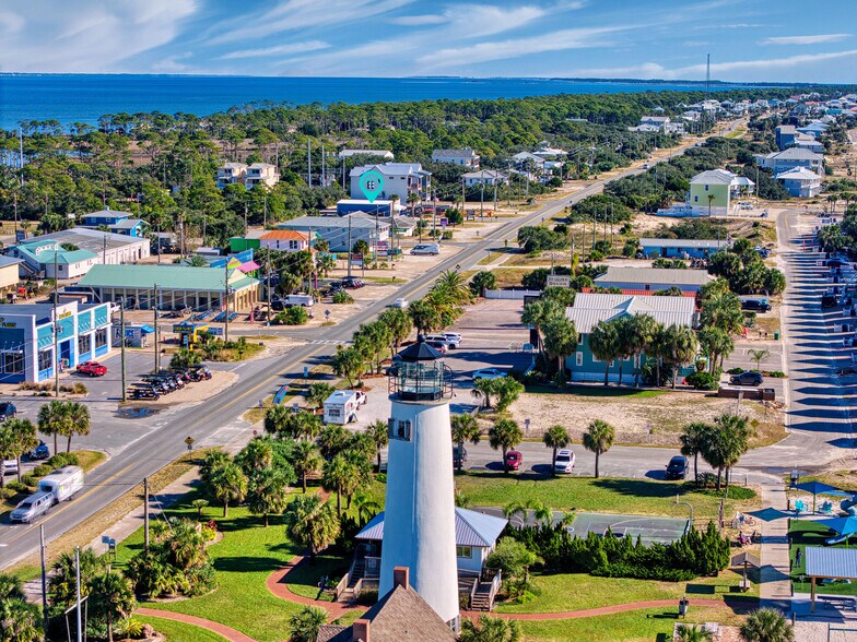 235 E Gulf Beach Dr, Saint George Island, FL à vendre - Photo du bâtiment - Image 3 de 28