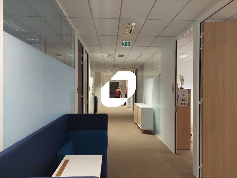 Office in Voisins-le-Bretonneux for lease - Interior Photo - Image 3 of 29