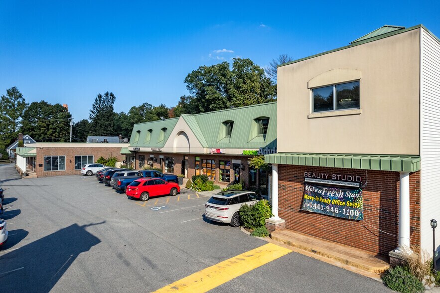 800 Oaklawn Ave, Cranston, RI à louer - Photo du bâtiment - Image 3 de 11