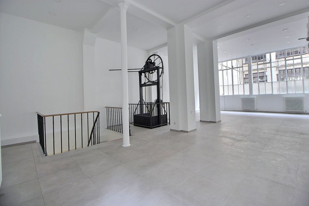 4 Rue Martel, Paris for lease Interior Photo- Image 1 of 7