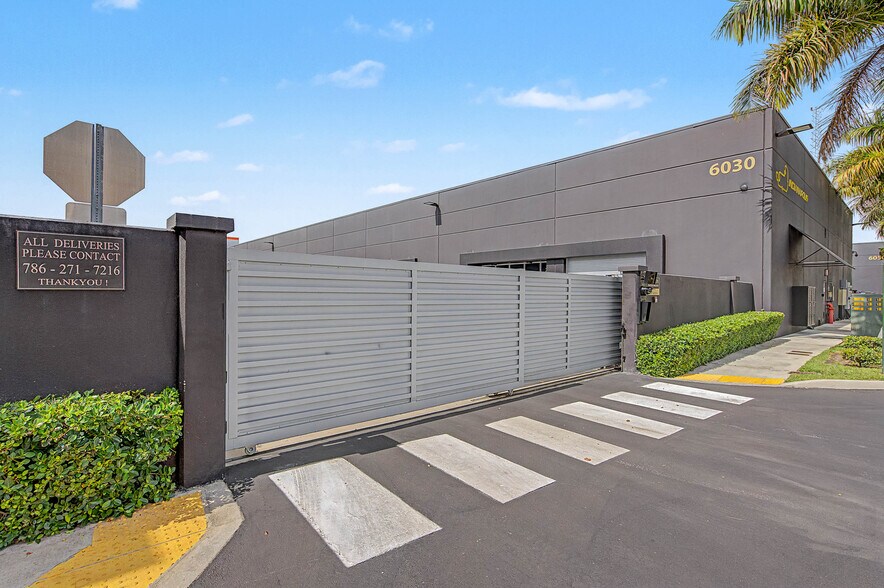 6030 NW 102nd Ave, Doral, FL à vendre - Photo du bâtiment - Image 3 de 8