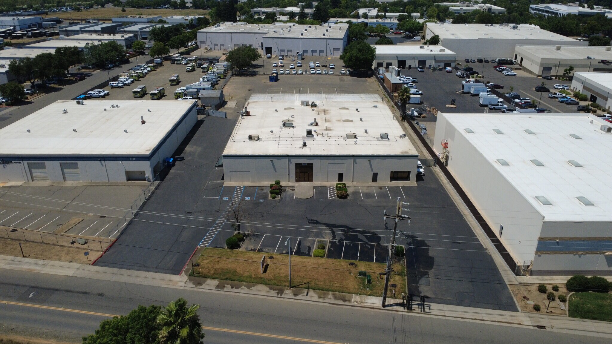 3850 Happy Ln, Sacramento, CA à vendre Photo du bâtiment- Image 1 de 14