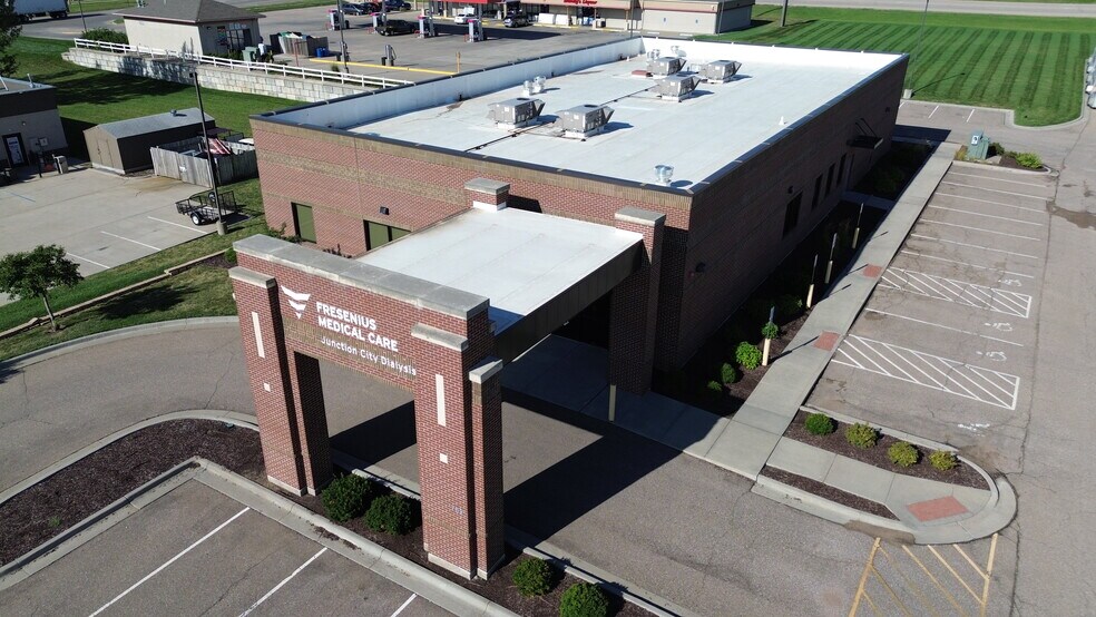 702 Caroline Ave, Junction City, KS à louer - Photo du bâtiment - Image 1 de 5