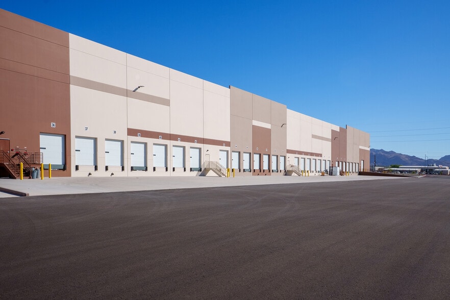 5005 E Cartier Ave, Las Vegas, NV for lease - Building Photo - Image 3 of 17