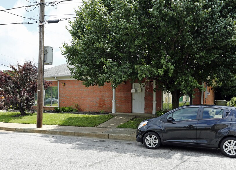 1653 Poplar Ave, Memphis, TN à vendre - Photo du bâtiment - Image 2 de 6