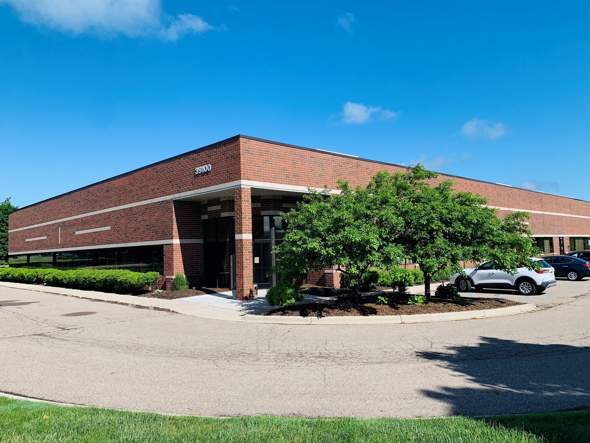 39100 Country Club Dr, Farmington Hills, MI à louer Photo du bâtiment- Image 1 de 2