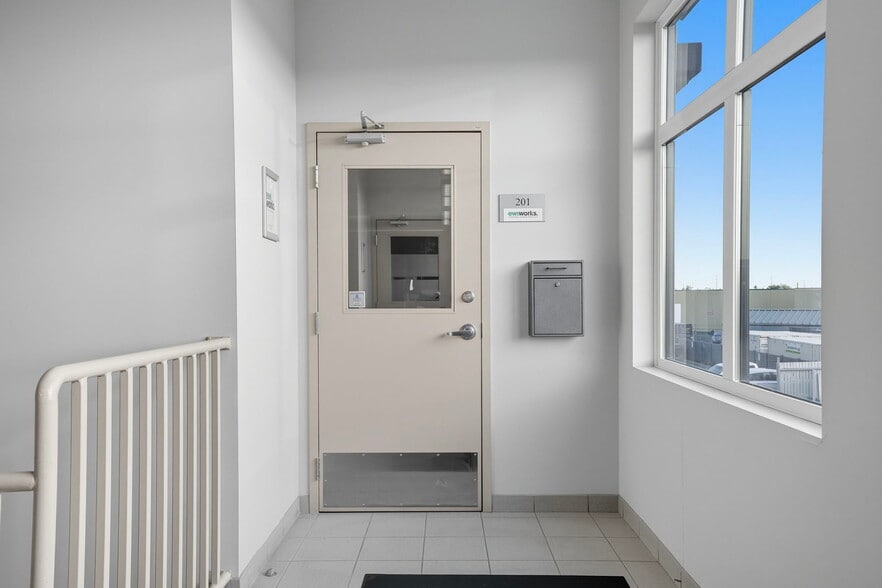 5657-5677 99 St NW, Edmonton, AB à vendre - Photo intérieure - Image 3 de 31