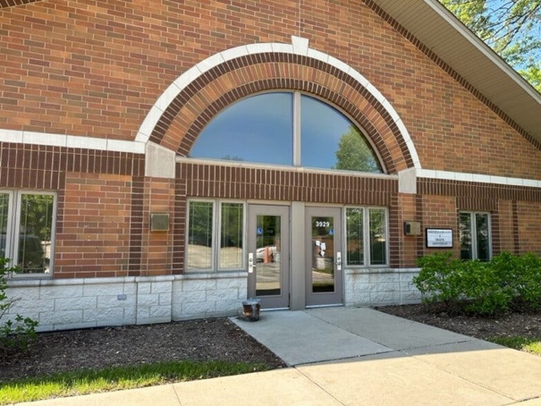 3923 Mercy Dr, McHenry, IL à louer - Photo du bâtiment - Image 2 de 7