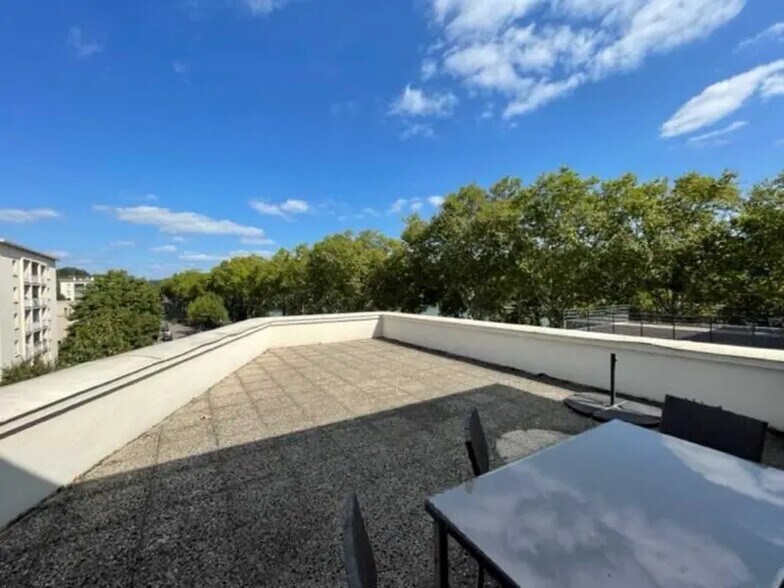 Office in Lyon for lease - Building Photo - Image 3 of 20