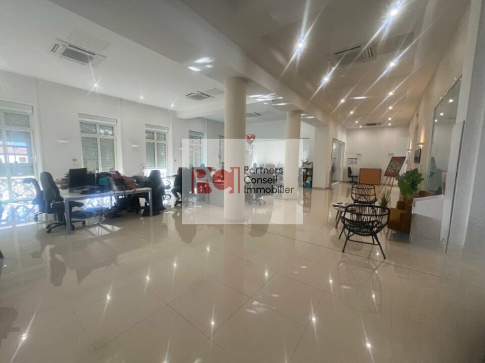 Office in Nîmes for lease Building Photo- Image 1 of 2