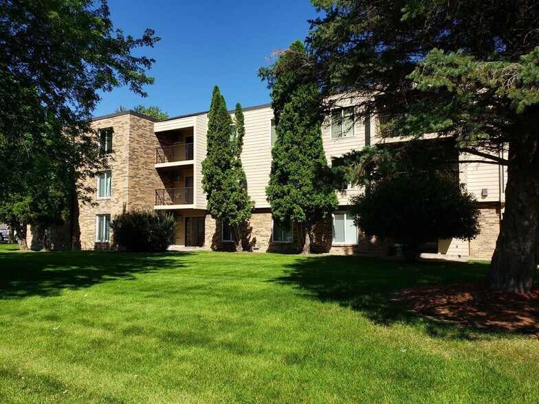 623 West Fir, Fergus Falls, MN à vendre - Photo du bâtiment - Image 2 de 18