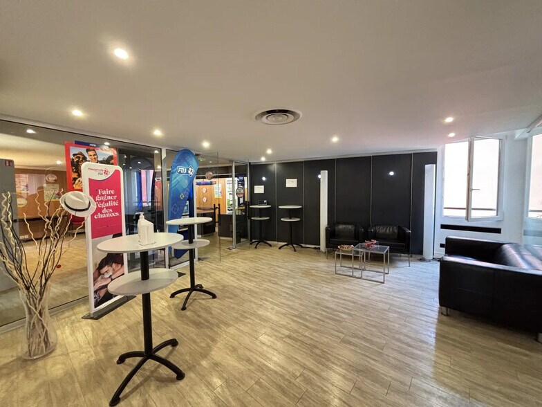 Office in Montreuil for lease - Building Photo - Image 2 of 20