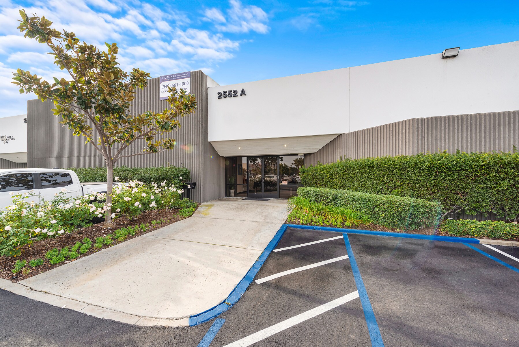 2552 White Rd, Irvine, CA à louer Photo du bâtiment- Image 1 de 4
