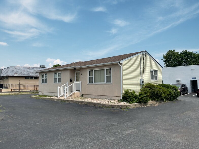 1687 Roosevelt Ave, Bohemia, NY à vendre - Photo du bâtiment - Image 2 de 6