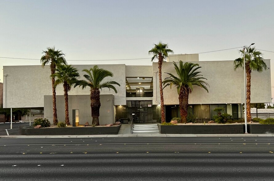 1600 E Desert Inn Rd, Las Vegas, NV à louer - Photo du bâtiment - Image 2 de 8