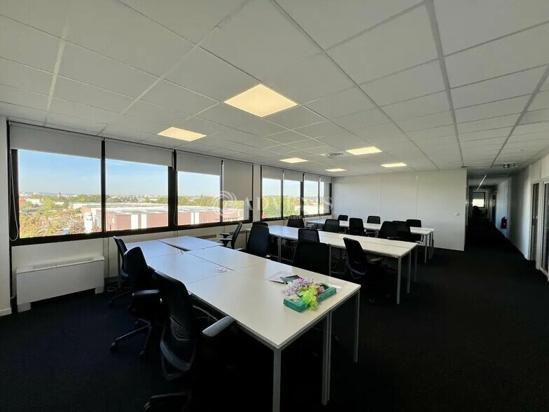 Office in Saint-Ouen-l'Aumône for lease - Interior Photo - Image 3 of 12