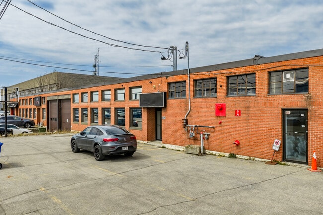 Plus de détails pour 5579-5581 Rue Paré, Mt Royal, QC - Industriel à louer