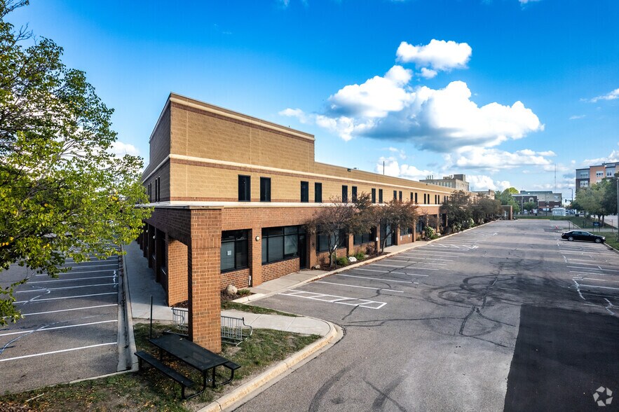 2635 W University Ave, Saint Paul, MN à louer - Photo du bâtiment - Image 3 de 10
