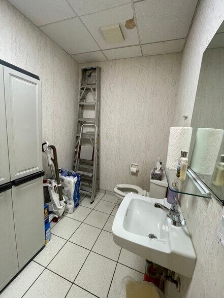 59 Sunrise hwy, East Islip, NY à louer - Photo du bâtiment - Image 3 de 17