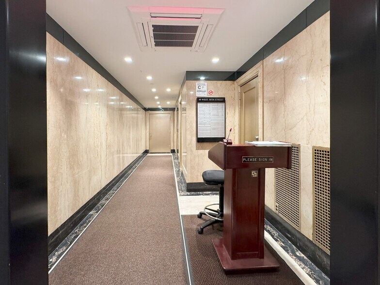 49 W 38th St, New York, NY à louer - Hall d’entrée - Image 2 de 5