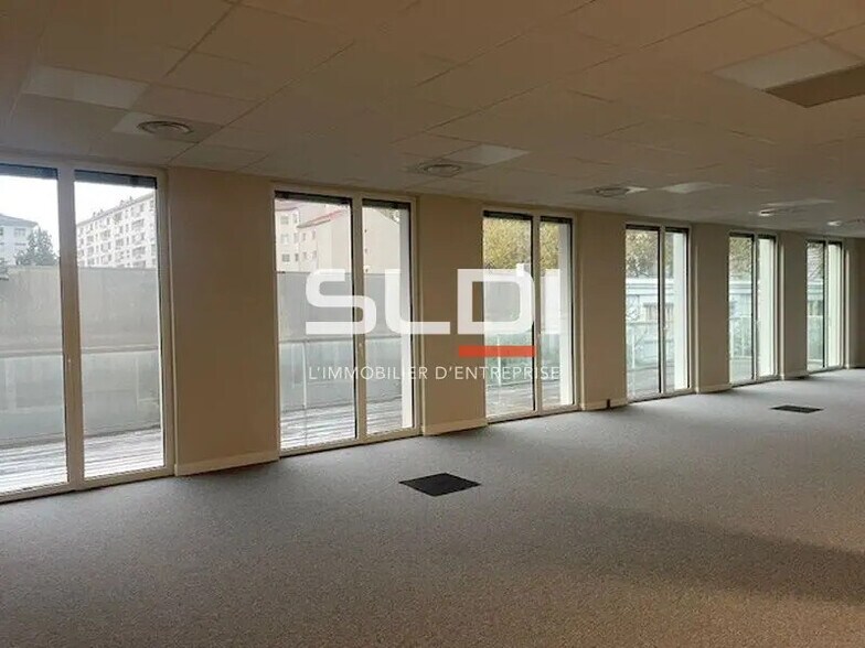 70 A Cours Tolstoï, Villeurbanne for lease - Building Photo - Image 3 of 10