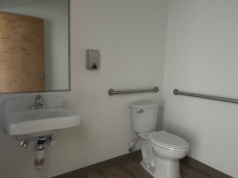 2411 Jacaman Rd, Laredo, TX à louer - Photo du bâtiment - Image 3 de 17