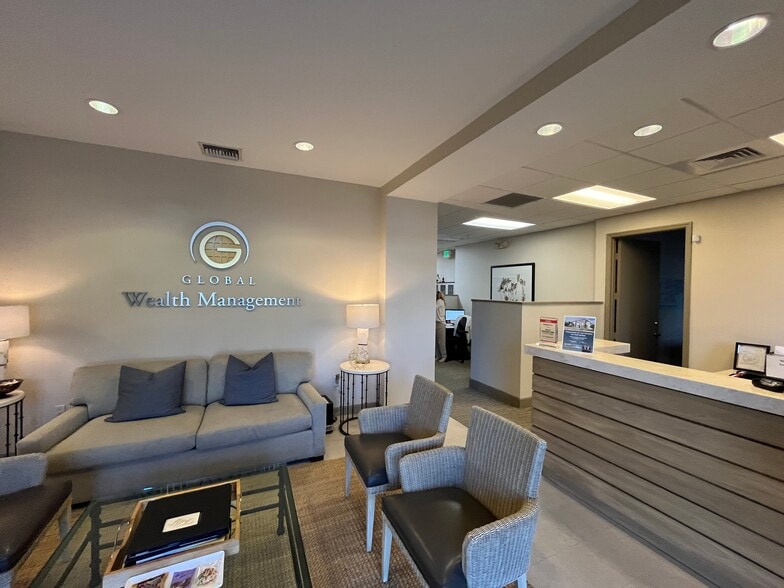 2810 E Oakland Park Blvd, Fort Lauderdale, FL for lease - Interior Photo - Image 3 of 28