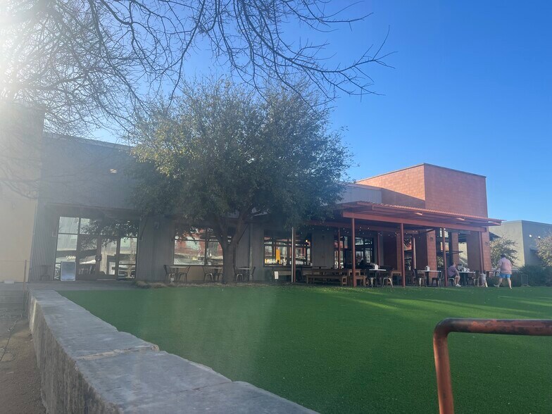 1818 Sylvan Ave, Dallas, TX à louer - Photo du bâtiment - Image 2 de 11