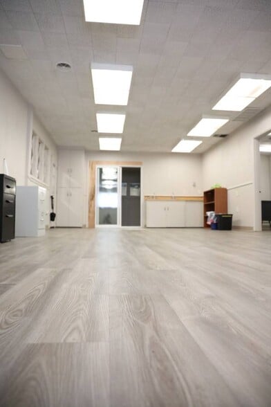 809 Edgewater St NW, Salem, OR for lease - Interior Photo - Image 3 of 7