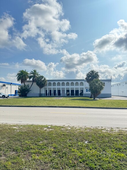 13145 NW 45th Ave, Opa Locka, FL for lease - Primary Photo - Image 1 of 6