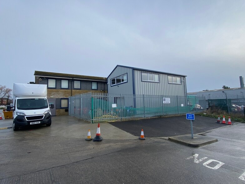 2 Alfreds Way, Wincanton for lease - Building Photo - Image 2 of 6