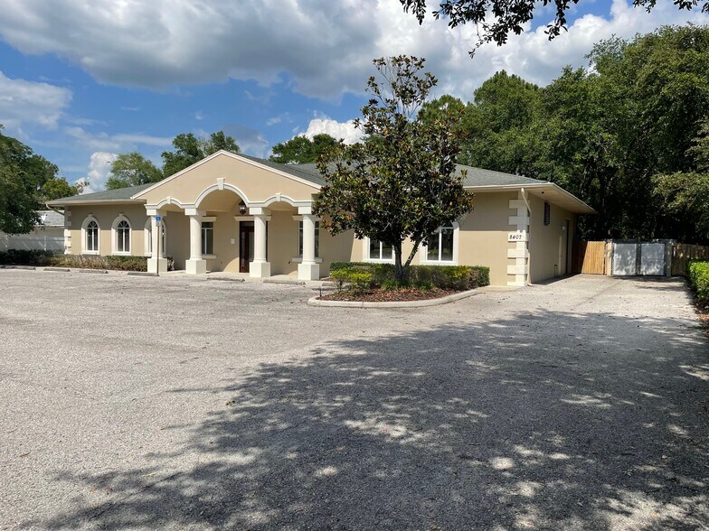 8407 Pinehurst Dr, Tampa, FL à louer - Photo du bâtiment - Image 3 de 20