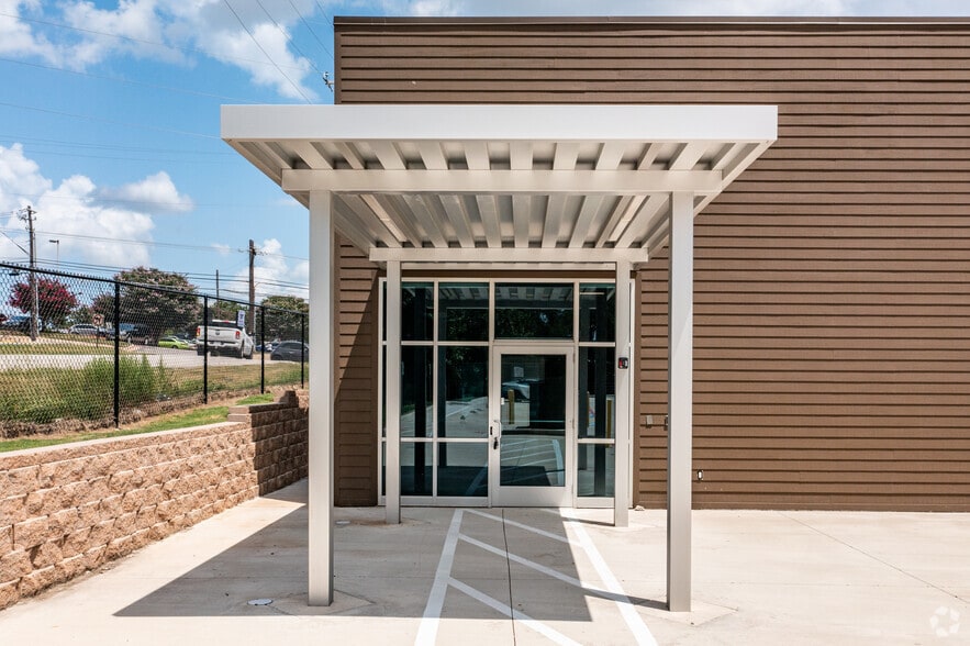 7912 Cameron Rd, Austin, TX for lease - Building Photo - Image 3 of 13