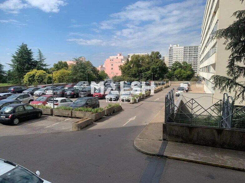 Bureau dans Rillieux-la-Pape à vendre - Photo du bâtiment - Image 2 de 19