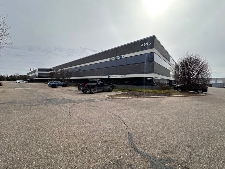 4595 Broadmoor Ave SE, Grand Rapids, MI à louer - Photo du bâtiment - Image 2 de 37