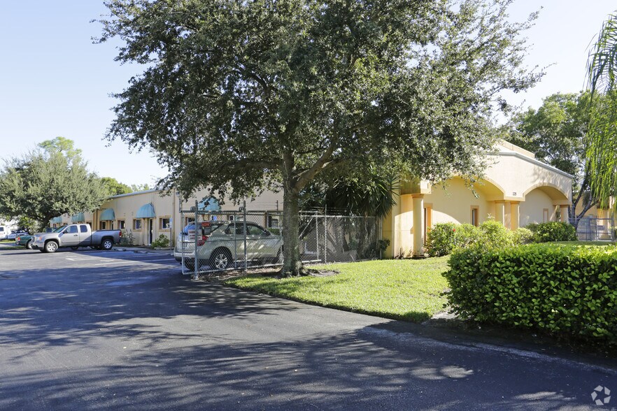 2275 Bruner Ln, Fort Myers, FL à louer - Photo du bâtiment - Image 3 de 4