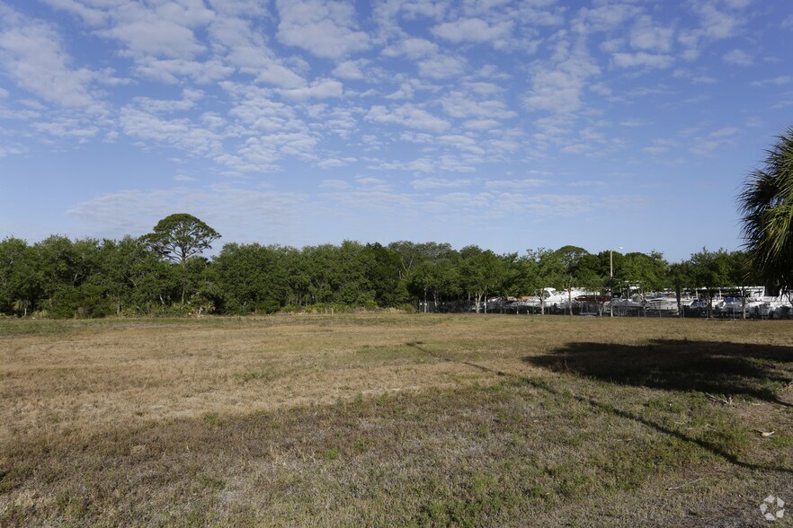 2189 N Tamiami Trl, North Fort Myers, FL à vendre - Photo du bâtiment - Image 3 de 4