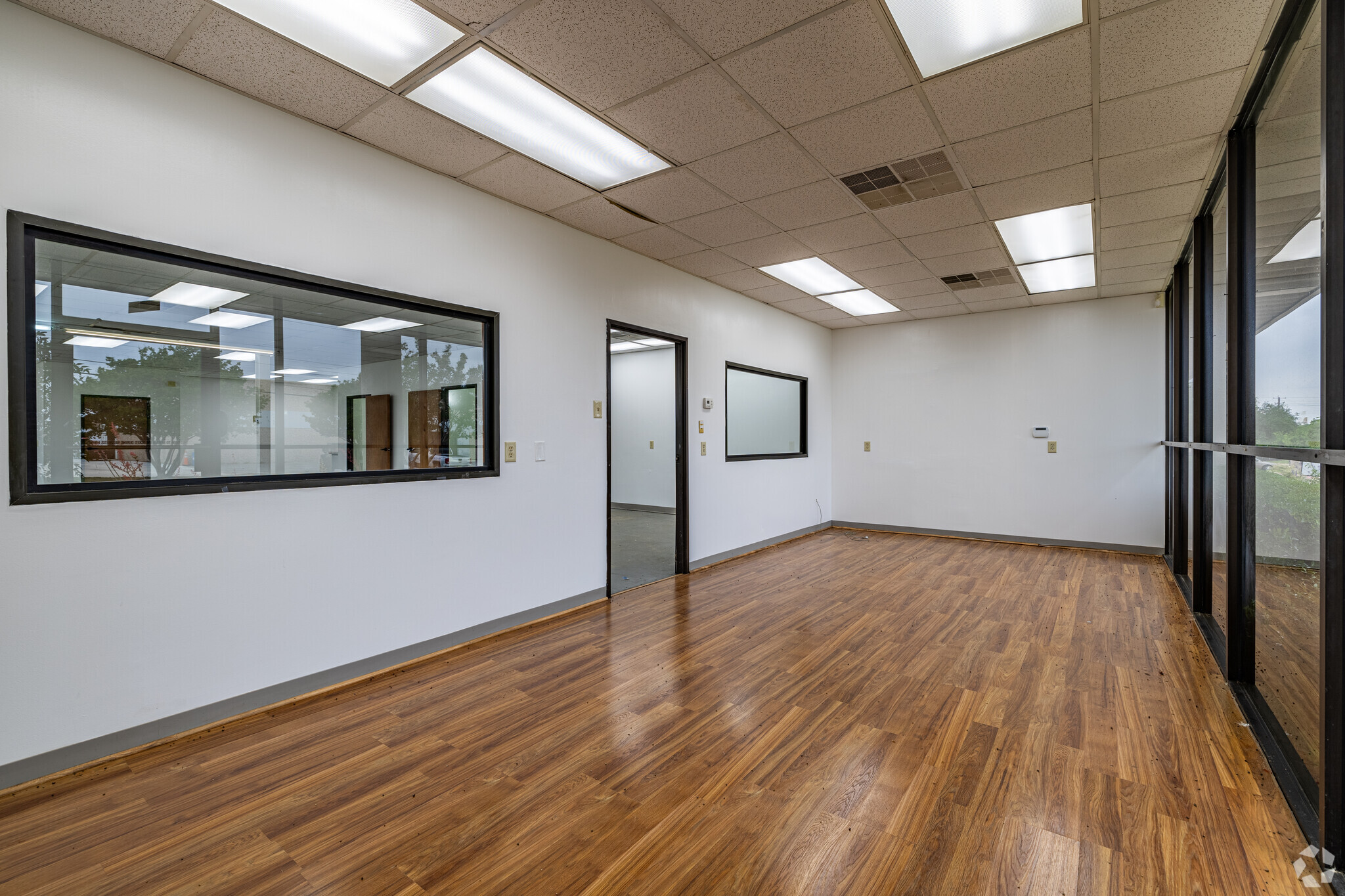 325 Gold St, Garland, TX for lease Lobby- Image 1 of 4