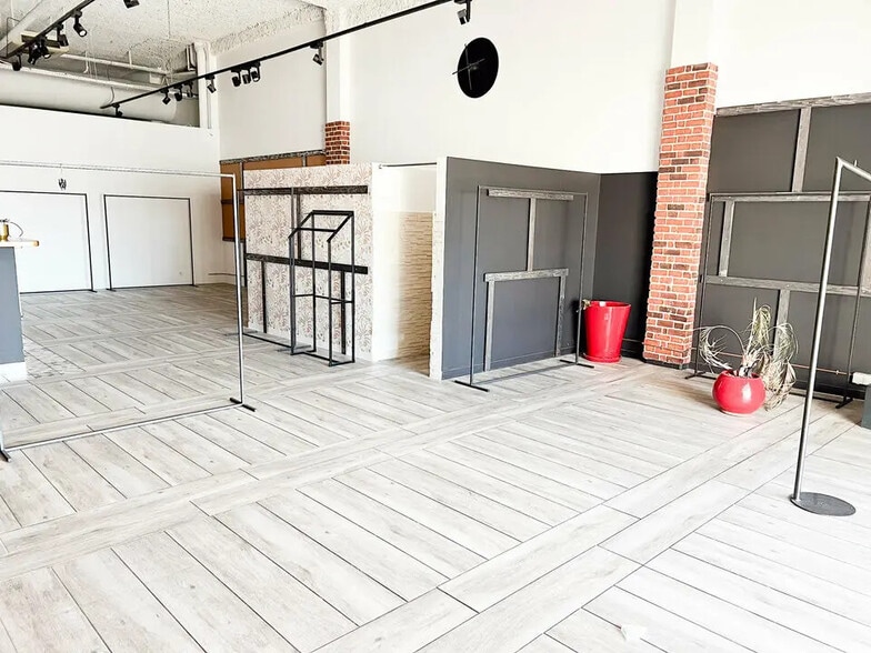 Retail in Vitrolles for lease - Building Photo - Image 3 of 4