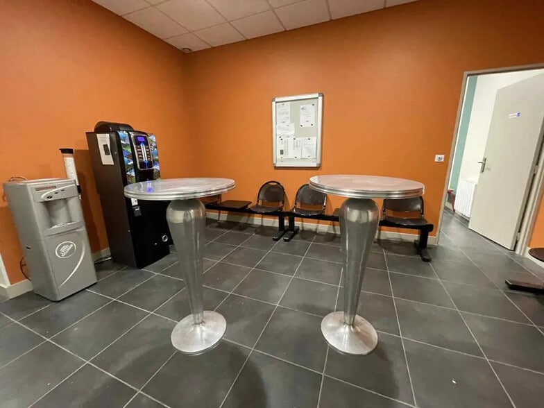 Office in Creil for lease - Building Photo - Image 3 of 12