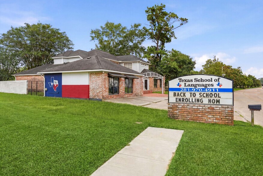 13700 Lakewood Forest Dr, Houston, TX à vendre - Photo du bâtiment - Image 2 de 36