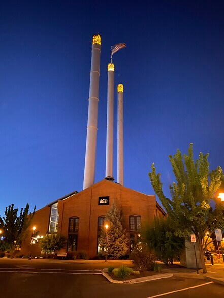 425 SW Powerhouse Dr, Bend, OR à louer - Photo du bâtiment - Image 2 de 18