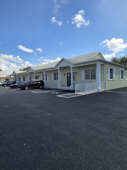 5471 Lee St, Lehigh Acres, FL à louer - Photo du bâtiment - Image 1 de 7