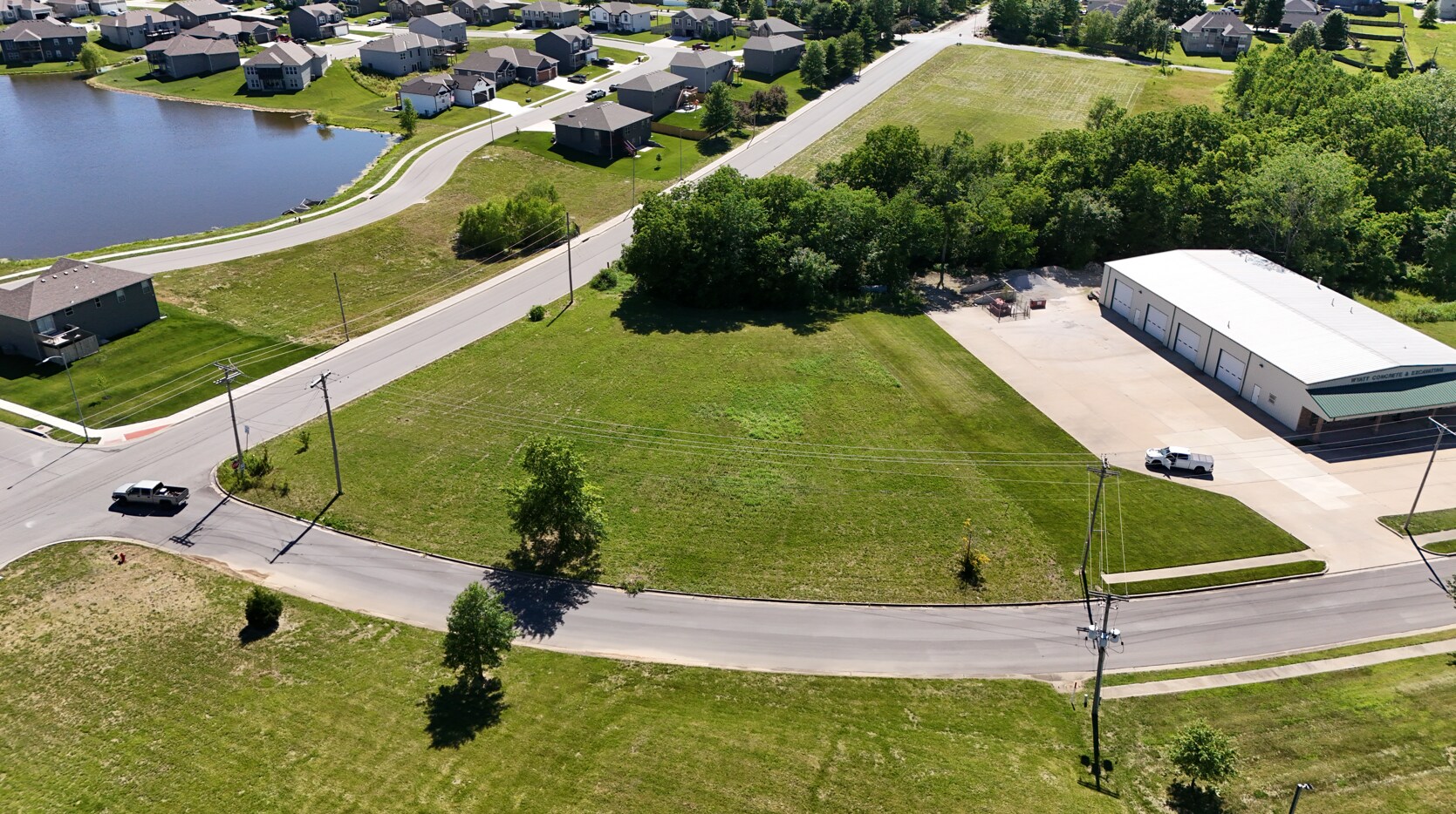 400 Powell Dr, Oak Grove, MO à vendre Photo principale- Image 1 de 5