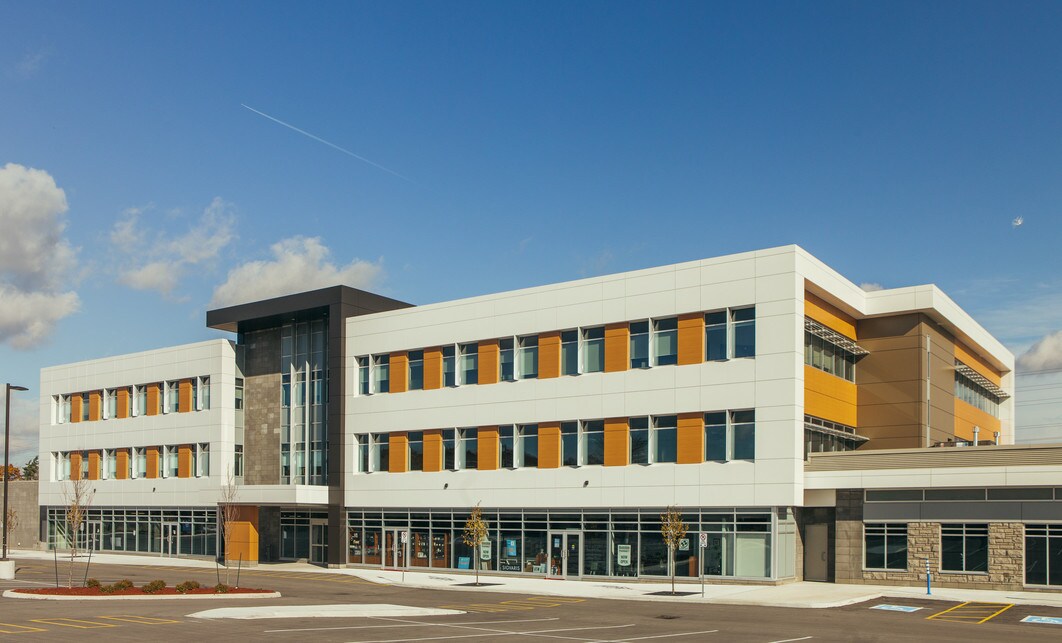 370 Bayview Dr, Barrie, ON à louer Photo du bâtiment- Image 1 de 5